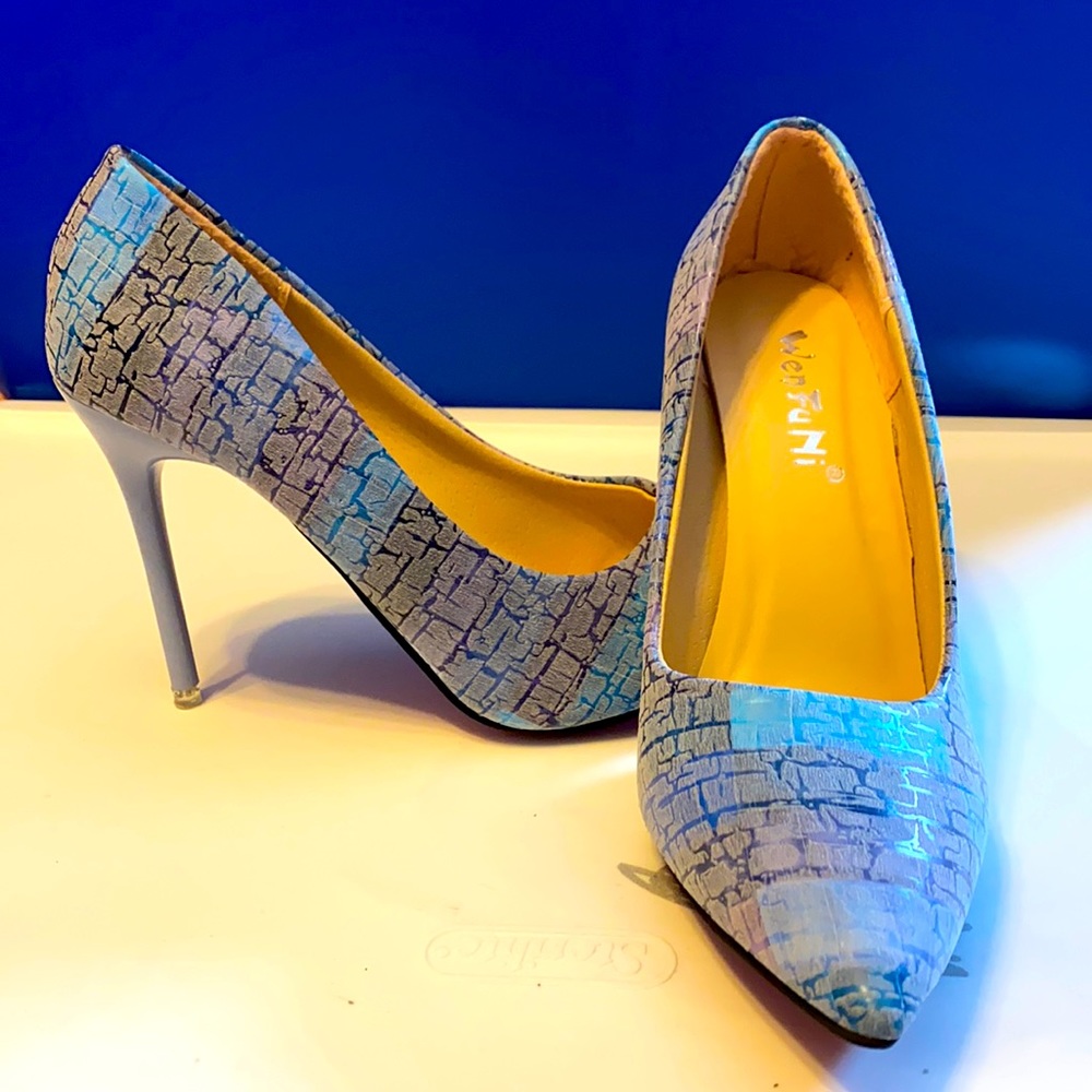 Faux suede patterned blue 4” heels.